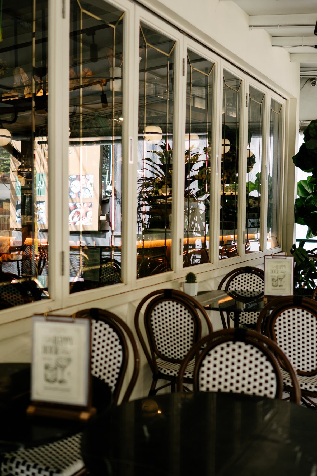 LA PLANTE casual bistro warmth